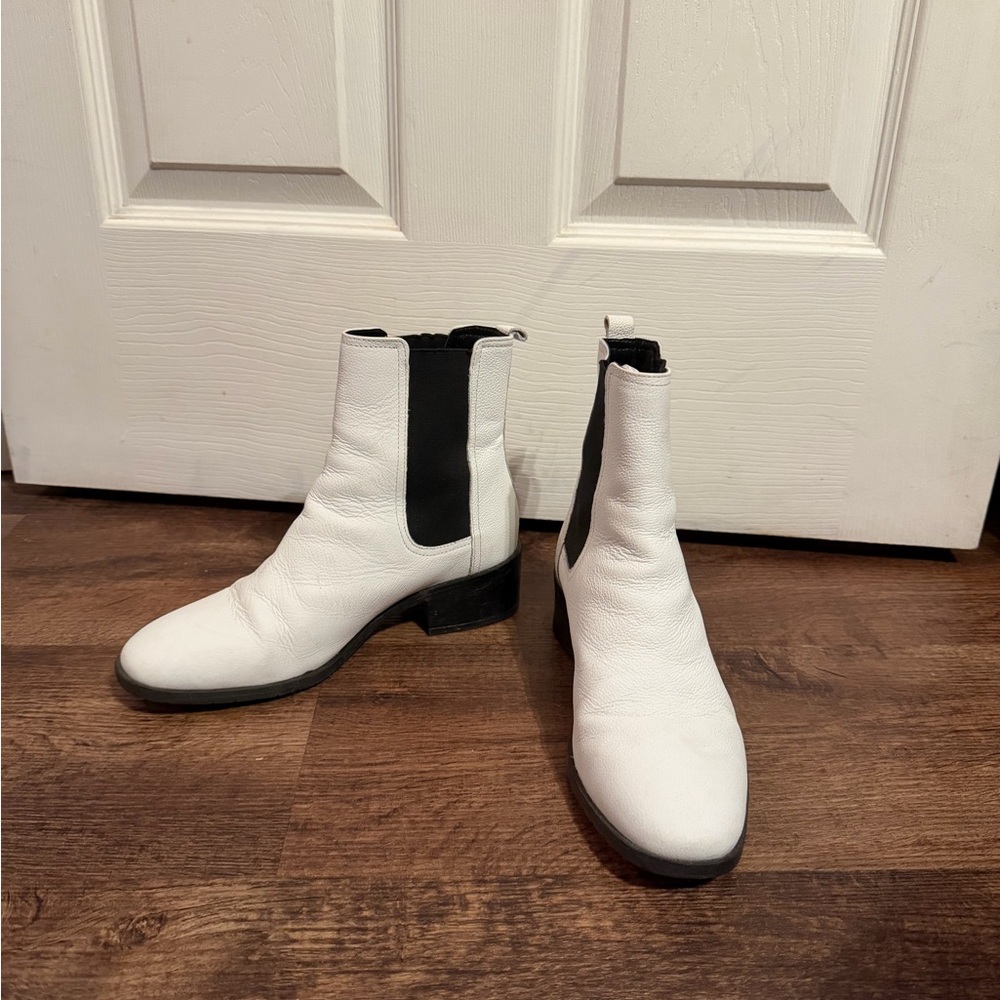 Reaction Kenneth Cole White and Black Ankle Boots
